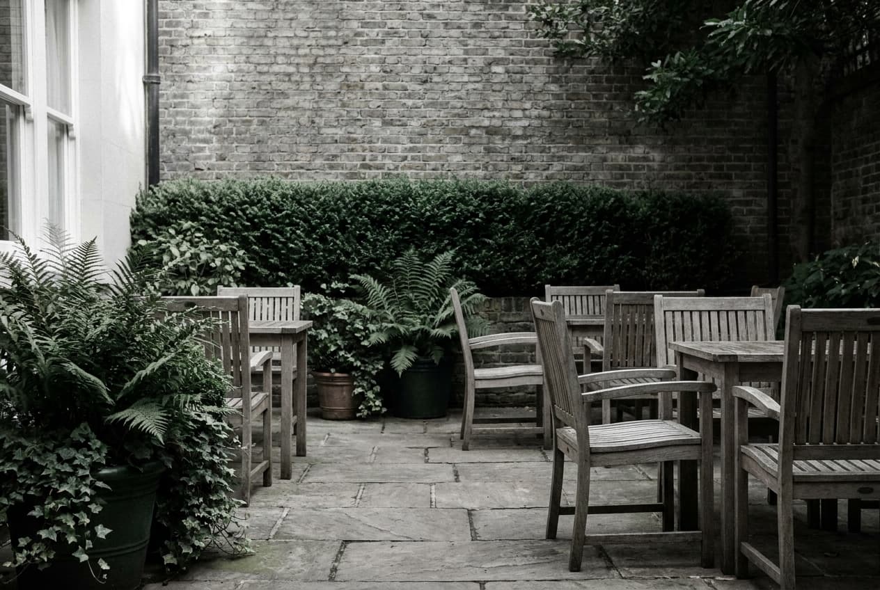 Ruhige Terrasse mit Garten im Hotel Jeong